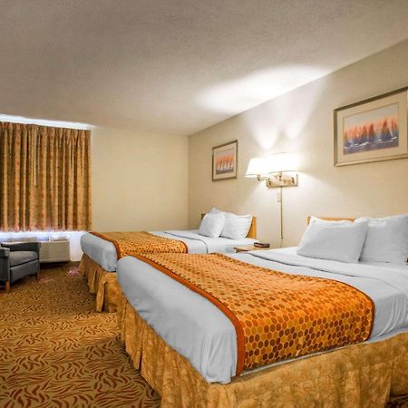 University Inn & Suites Stevens Point Exteriér fotografie