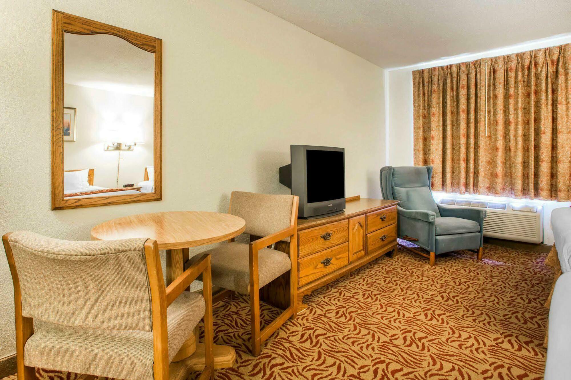 University Inn & Suites Stevens Point Exteriér fotografie