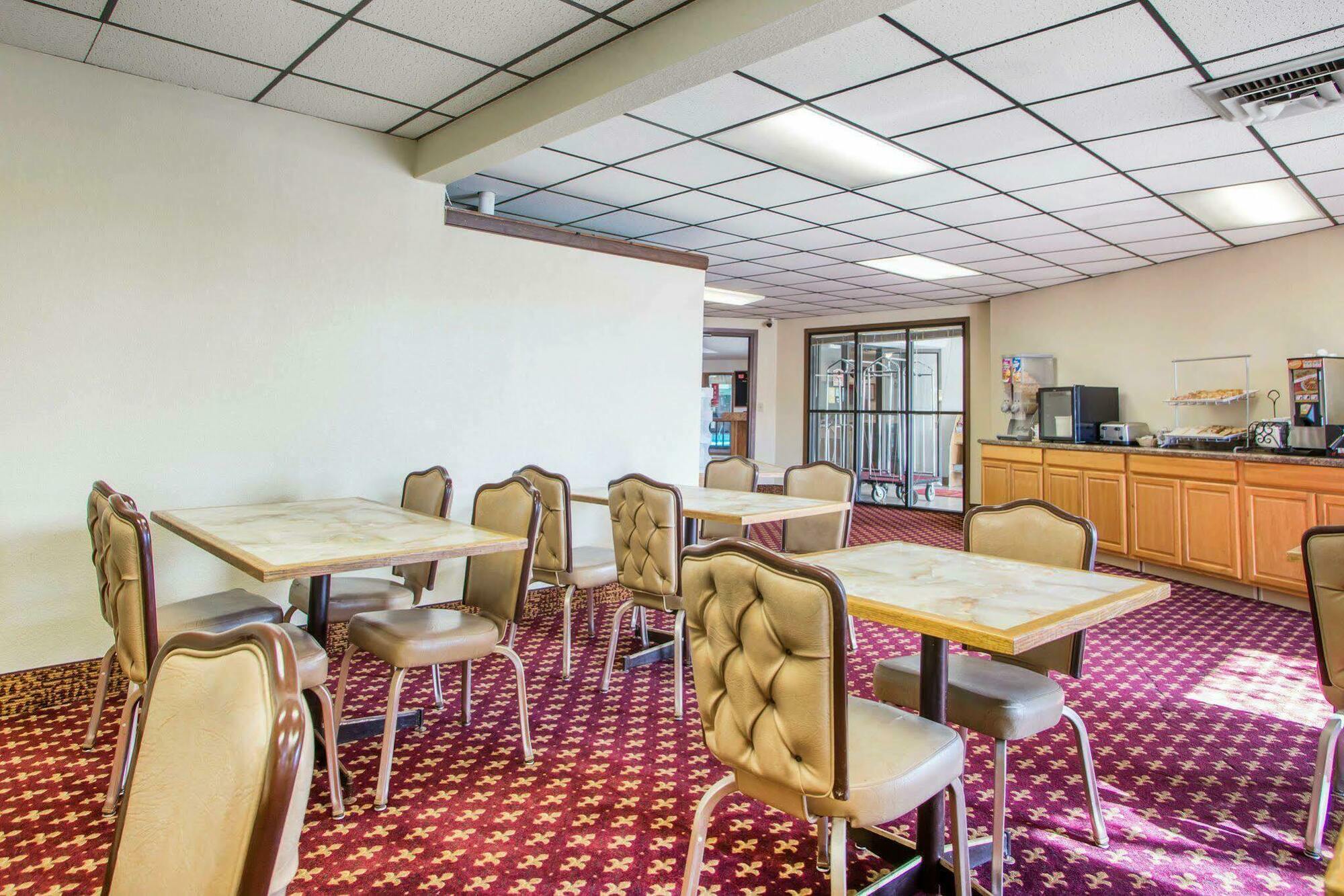 University Inn & Suites Stevens Point Exteriér fotografie